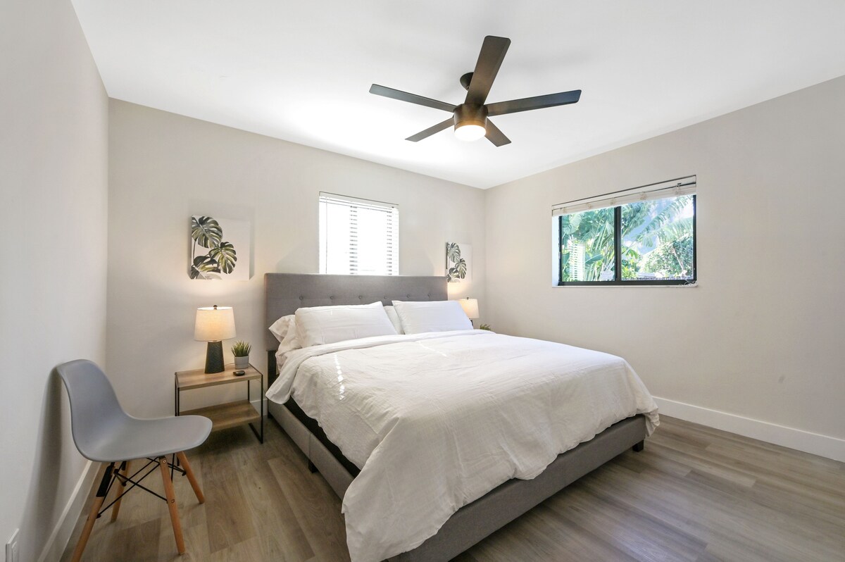 无地毯主卧，加大双人床，配备全新床垫，超级柔软全白680威胁床单和舒适枕头。 墙上有一台电视，图片上没有显示