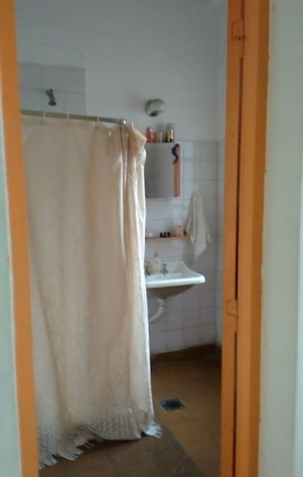 El baño es pequeño: ducha, lavamanos e inodoro. Dos puertas de acceso.