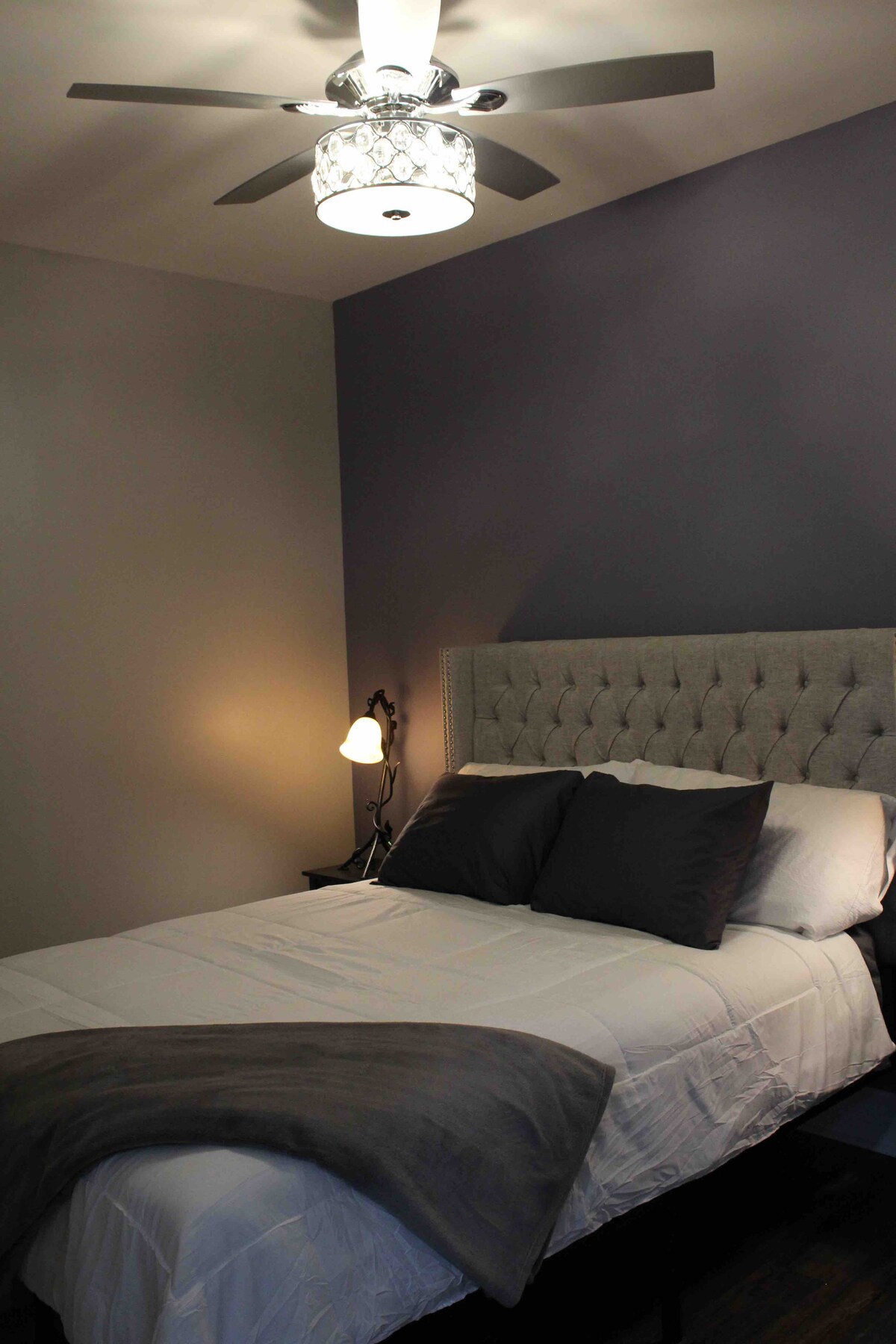 Spavaća soba br. 2 ima bračni krevet (160x200) i ogledalo pune dužine.  TV i stropni ventilatori u obje spavaće sobe