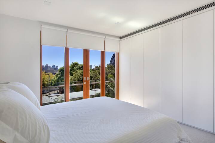 Harbour Bridge Views, Luxury, Stylish Abode. gallery image 4