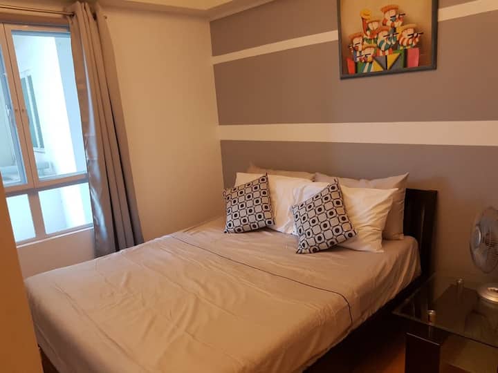 Dormitorio con pared de gabinete (mucho espacio en el armario)