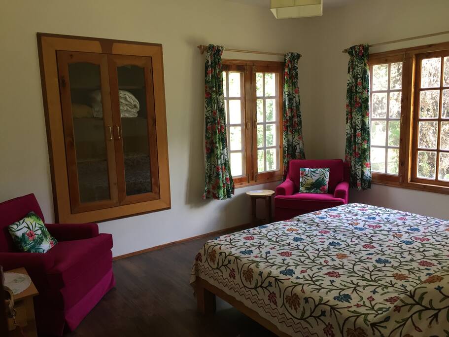 green bed room