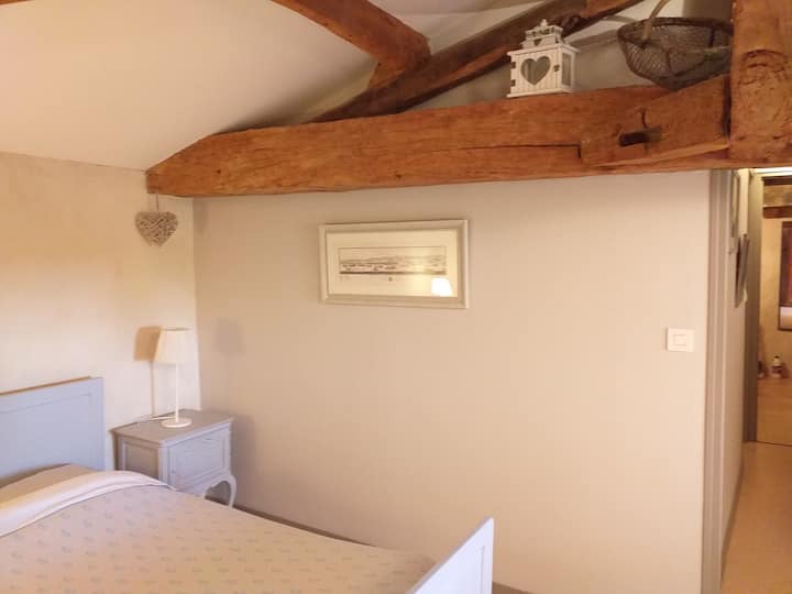 4号卧室在楼上， 1张床，位于140