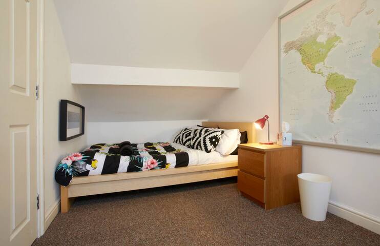 Cosy ⭐️central ⭐️Attic Room⭐️ with parking⭐️nr 🏥