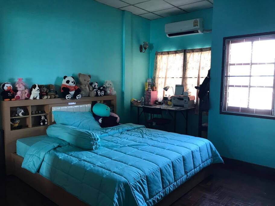Queen-size bed with air-con and balcony