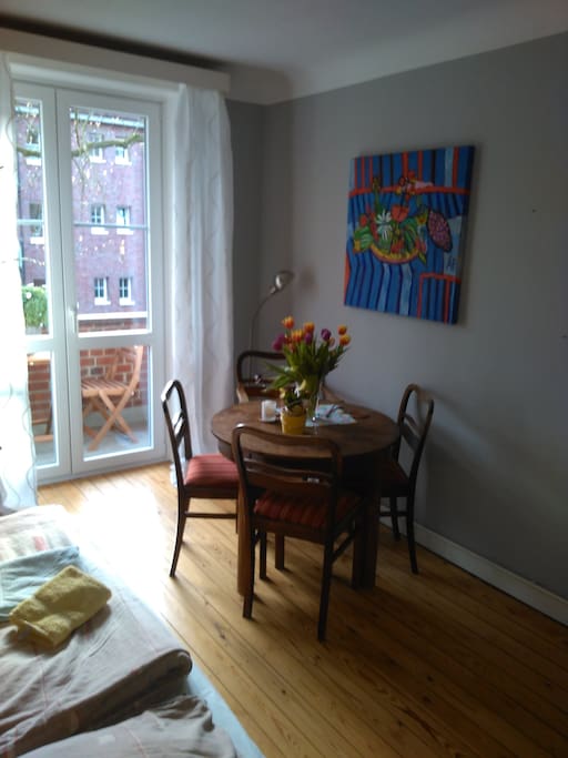 Tisch mit Stühlen und Balkon in deinem Raum