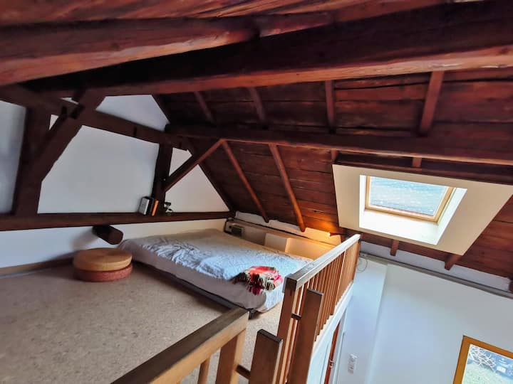 Schlafempore im Schlafzimmer. Platz für drei weitere Matratzen.