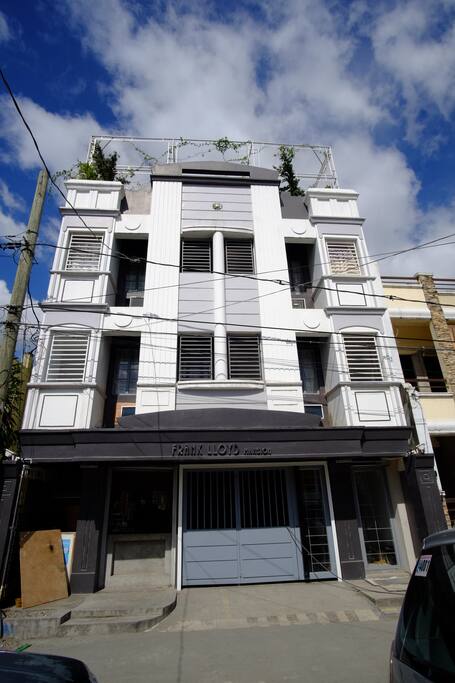 FL Mansion Exterior Facade