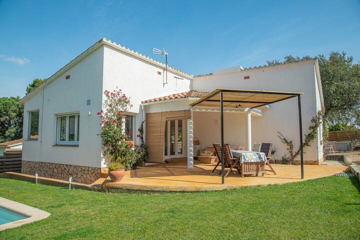 Casa con jardín y piscina privada