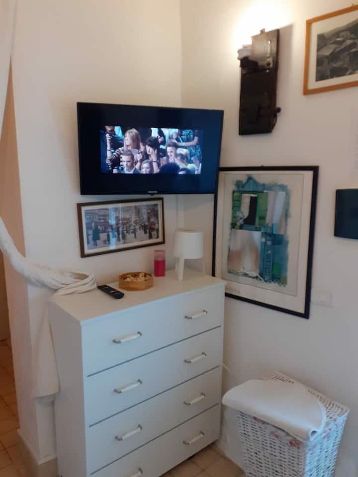 Единечен кревет. Исчезнува во внатрешноста на мебелот со паметен телевизор и неверојатно видео