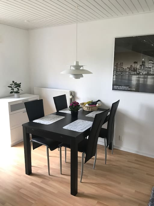 Table in the living room / Spiseplads