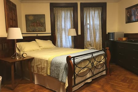 Private Guestroom in Landmark Bklyn Brownstone
