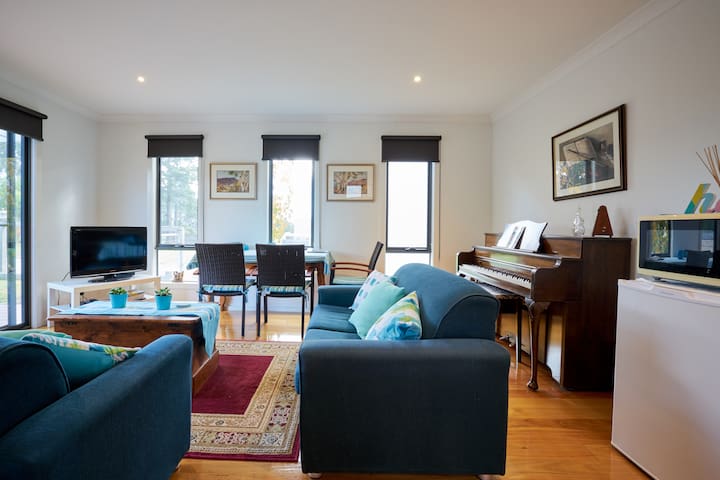 "Beachview" Private space. Close to PI attractions