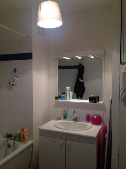 Lavabo avec des spots au dessus