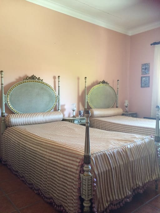 Quarto com duas camas individuais com roupeiro e gavetas