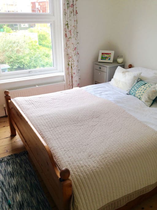 Second bedroom (Queen)