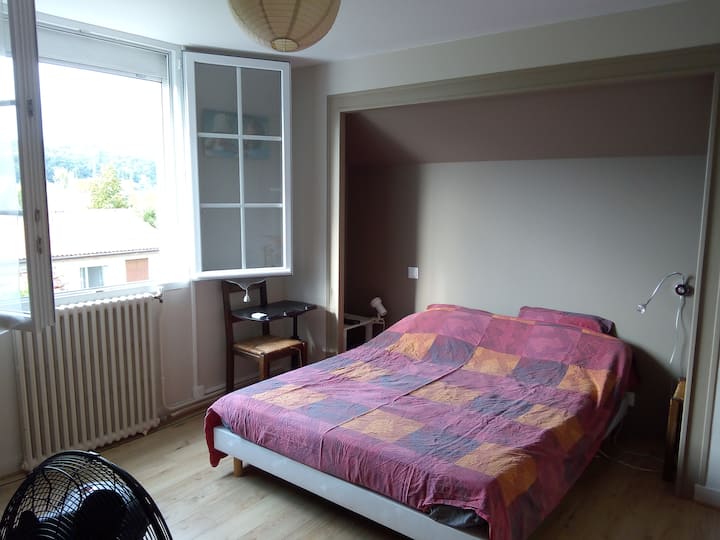 1号卧室位于顶层，配有双人床