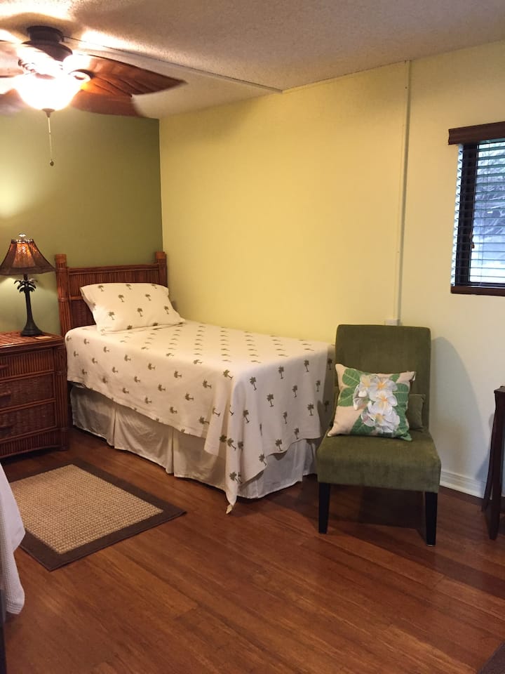 მეორე საძინებლის მოსასვენებელი სივრცე მოიცავს ორ სამუშაო მაგიდას