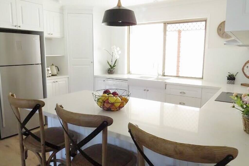 Light & airy kitchen with Breakfast bar and stone benchtop