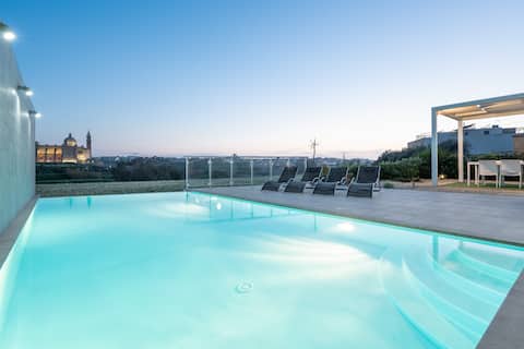 Twilight Holiday Home with pool and hot tub