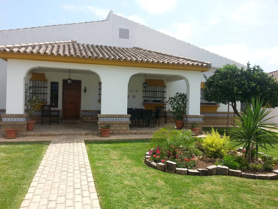 JARDIN DELANTERO Y PORCHE