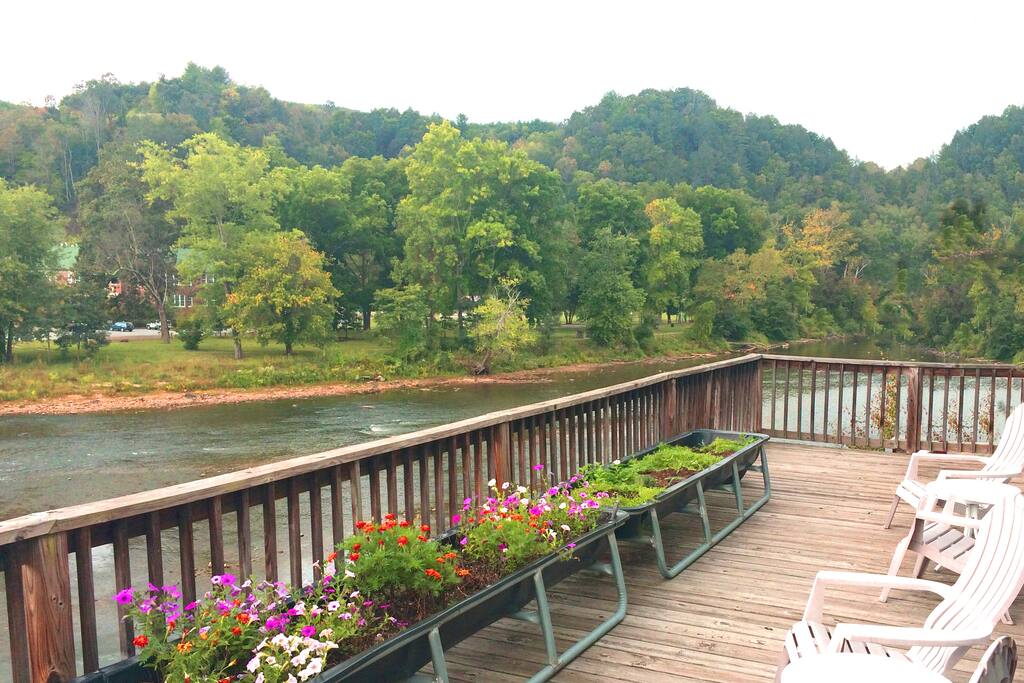 Riverview, Spectacular, Modern Loft Near Asheville Lofts for Rent in Marshall, North Carolina