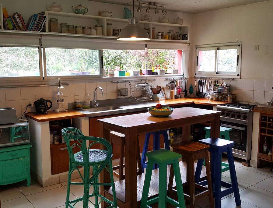 Amplia cocina abierta con desayunador