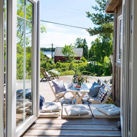 Havsnära stuga med design i focus.