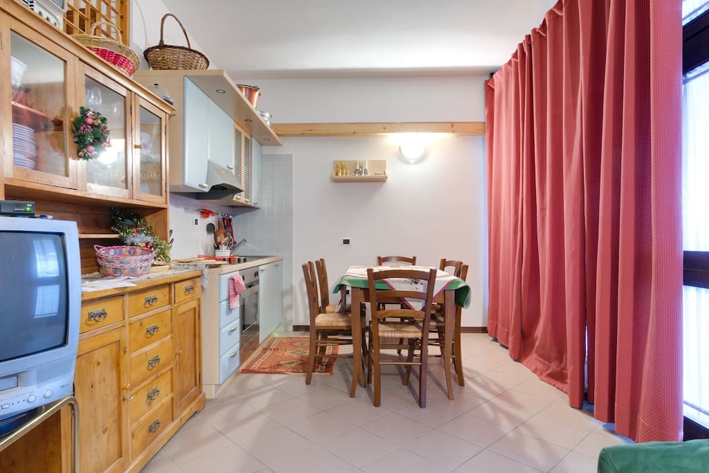 Cucina:le tende chiuse usate specie di sera/notte ed ogni qualvolta si vuole privacy.