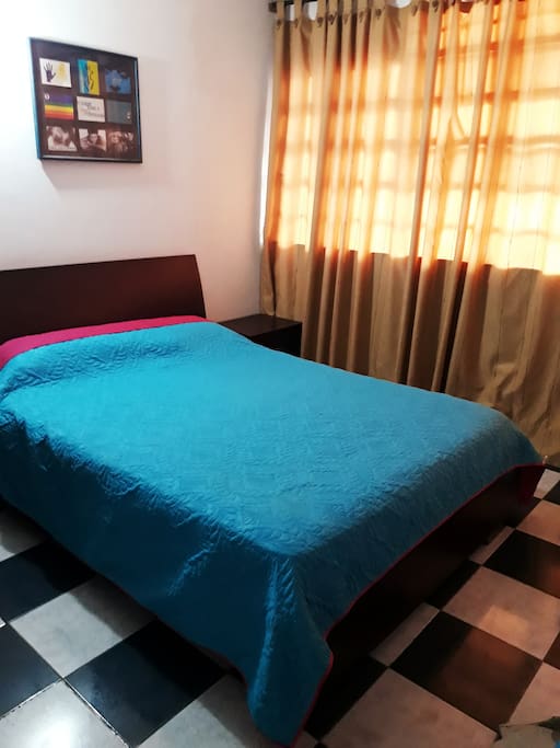 Habitación con cama doble,TV,Cable, Wifi,closet y balcón con hamaca.