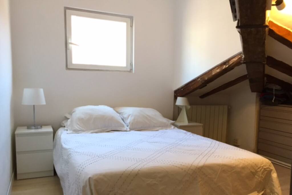 Dormitorio luminoso con armario y cajoneras a disposición del huésped