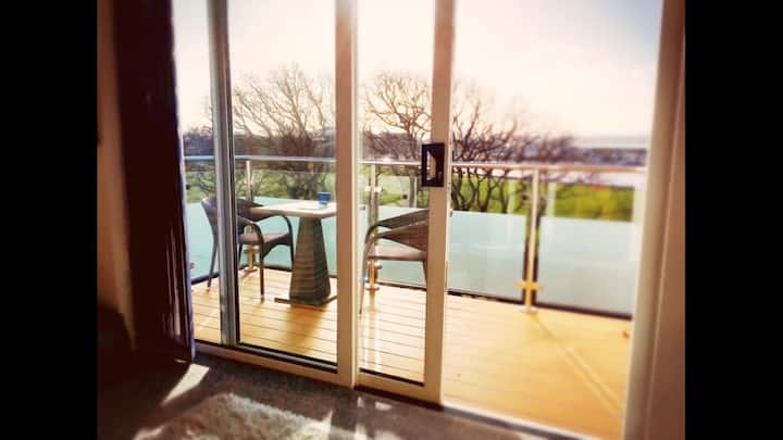 POOLE HARBOUR VIEWS. ONE-BED FULLY FURNISHED APMNT