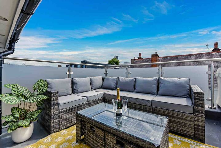 Spacious 4 Bedroom House on Central & Quiet Street gallery image 3