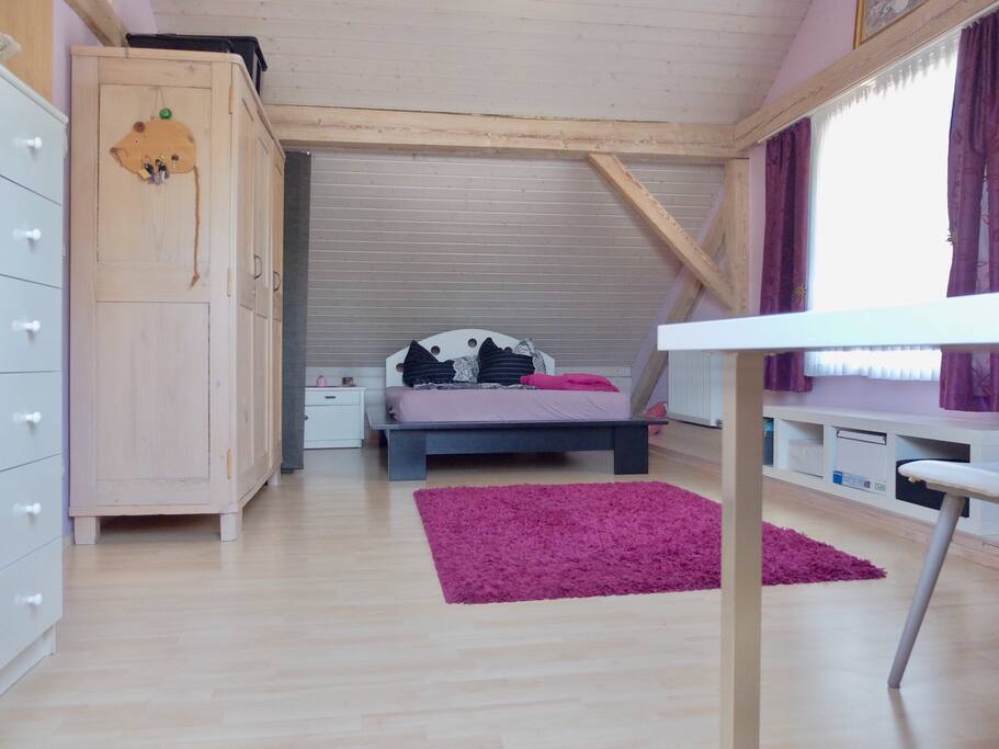 Schlafzimmer mit Büroarbeitsplatz