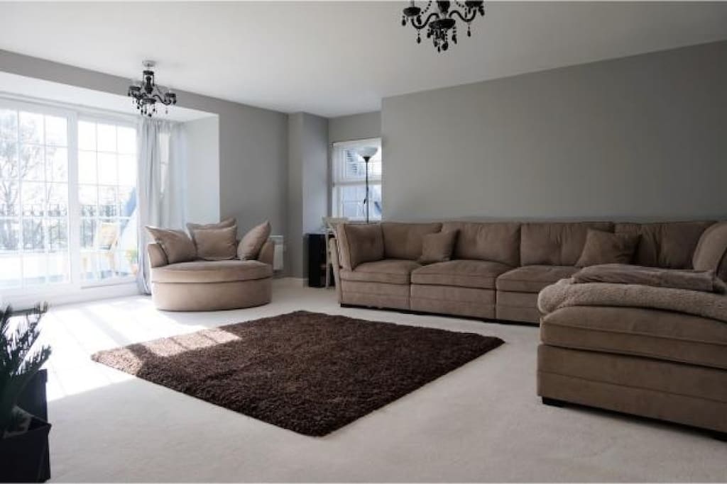 Huge lounge/study and also a large balcony south facing