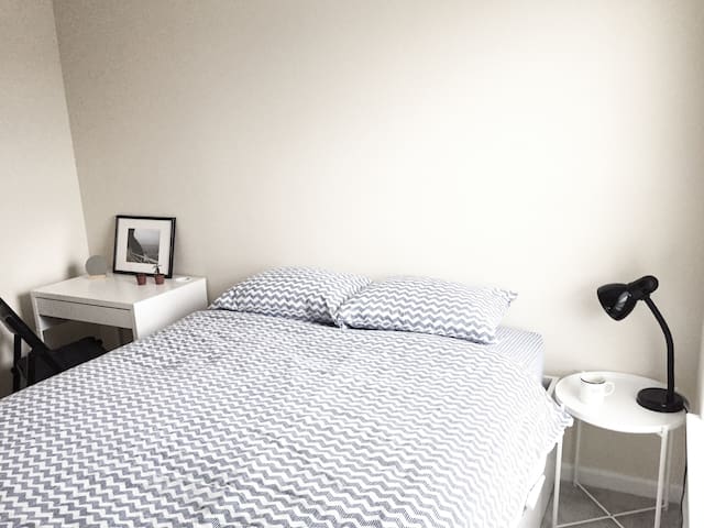 Simple, Cozy Private Room Near Beach & Subway