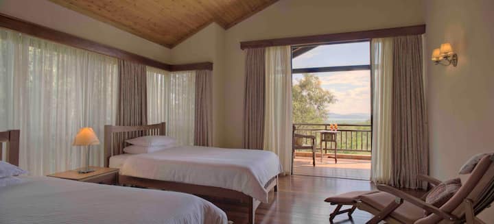 Მაღლა საძინებელი 2 პატარა ორადგილიანი საწოლით 