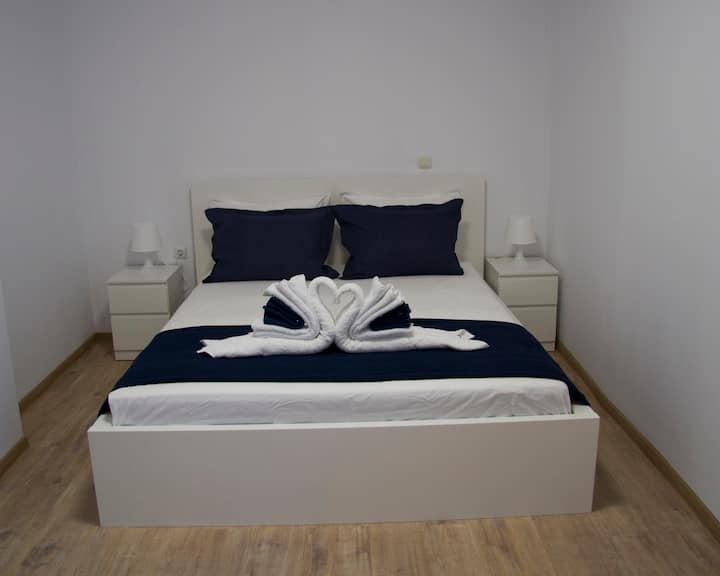 卧室配有带毛巾的双人床