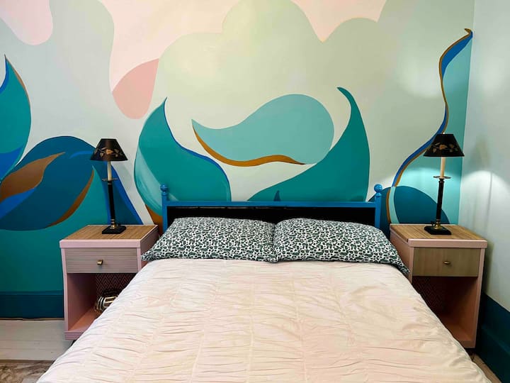 Récemment repensé et décoré pour 2024 ! ! Un lit complet haut de gamme et une fresque murale originale de l'artiste RS Wallace, votre Superhôte Airbnb ! 