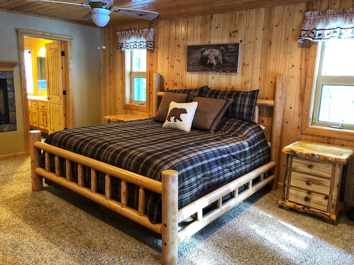 主卧~加大双人床，位于主楼层 