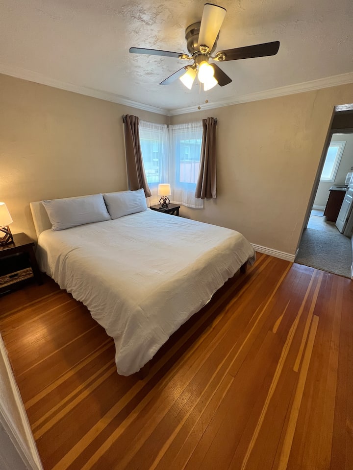 غرفة النوم الرئيسية - سرير كبير

* المزيد من الديكور قريبًا