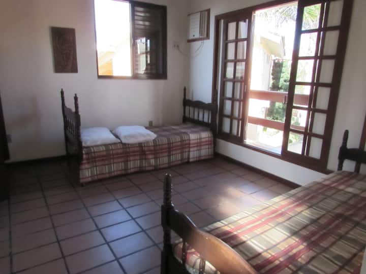 Chumba kilicho na kitanda kimoja chenye kiyoyozi kilichogawanyika