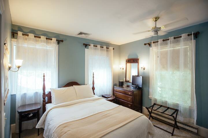 Cozy bedroom w/ Q bed in Sea Captain’s home