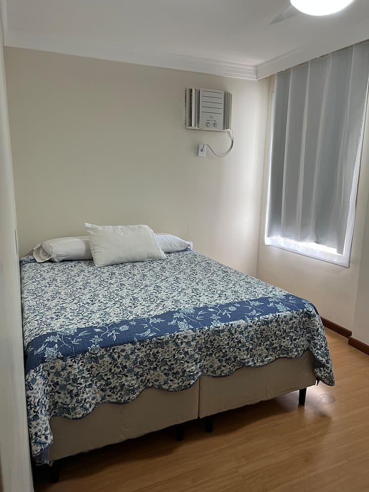 Ვიზიტორის საძინებელი დიდი ზომის საწოლით და დამატებითი ლეიბის დამატების შესაძლებლობით.