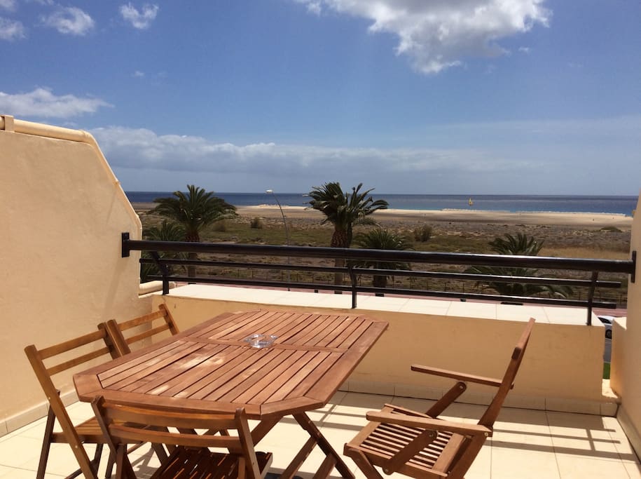 terrace with table, chairs and umbrella / terraza con mesa, sillas y sombrilla / terrazza con tavolo, sedie e ombrellone