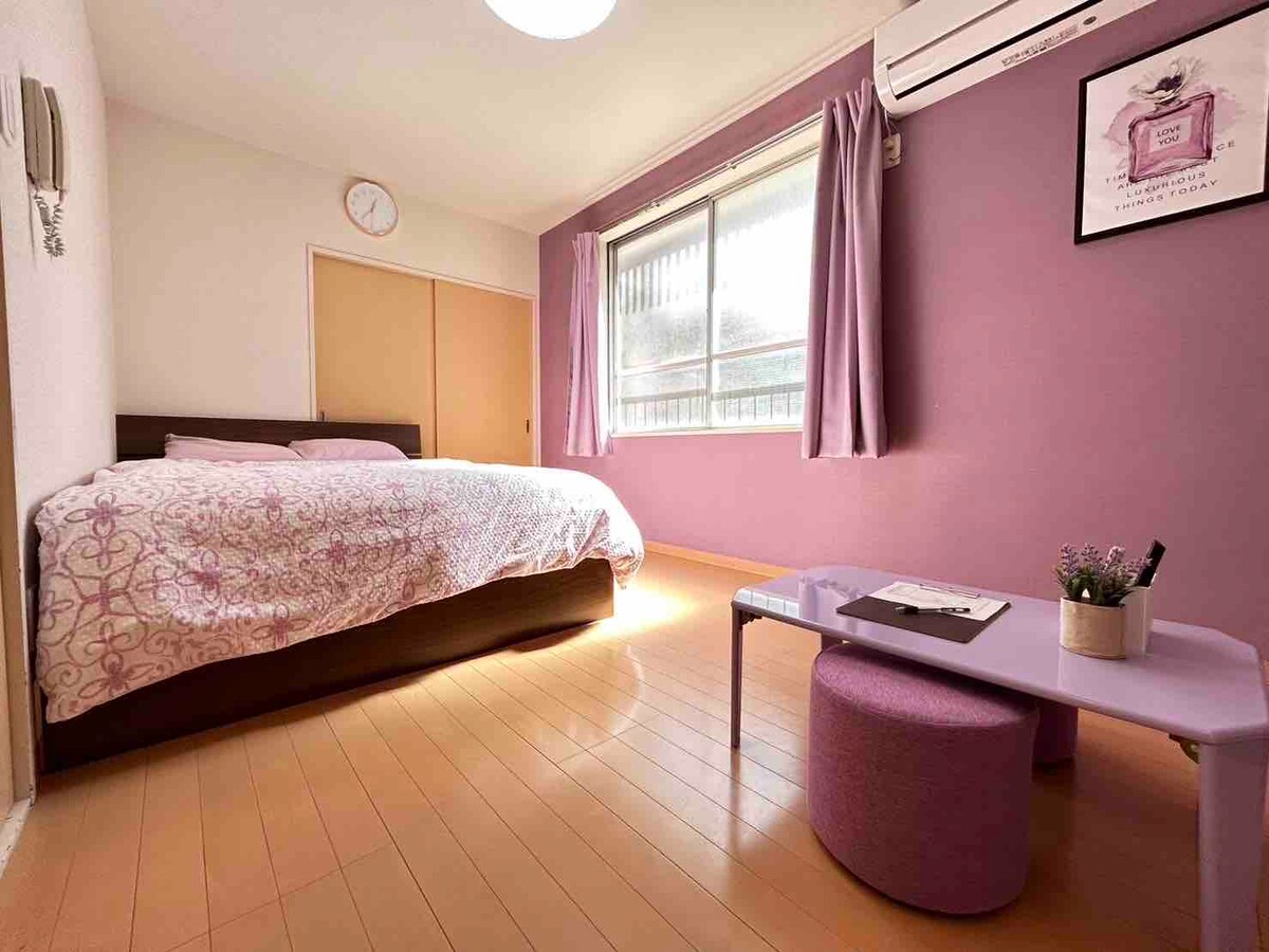 这间客房配有薰衣草色调的休闲客房。