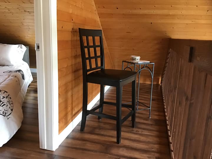 Kig udendørs, nyd en forfriskning eller en dejlig kaffe på mezzaninen.