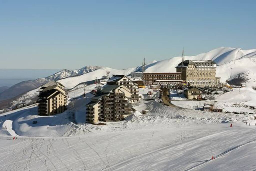 Vue de la station avec au 1er plan l'immeuble LE BAUDEAN