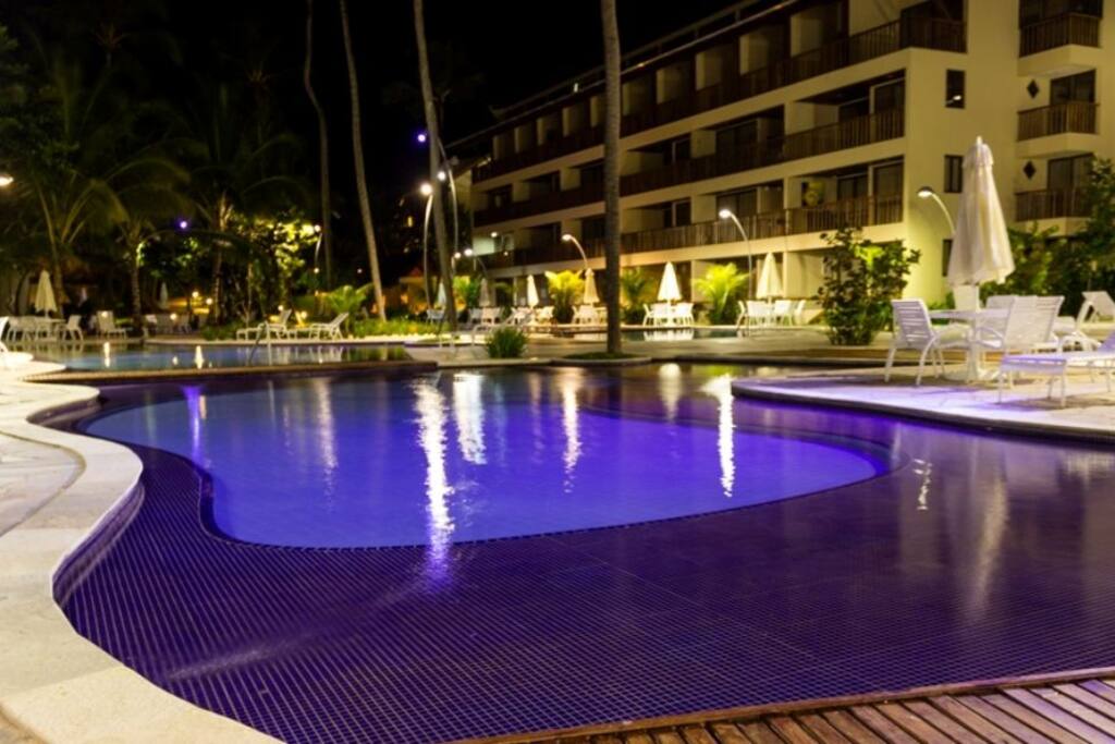 Vista noturna das piscinas do Condomínio