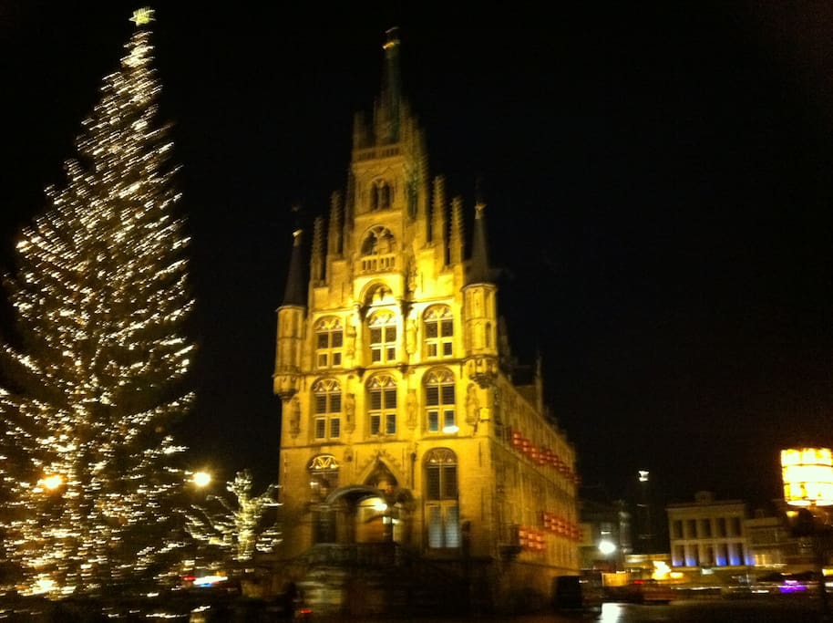 Een paar minuten lopen naar het Stadhuis op de markt in Gouda tijdens Kaarsjesavond in december.